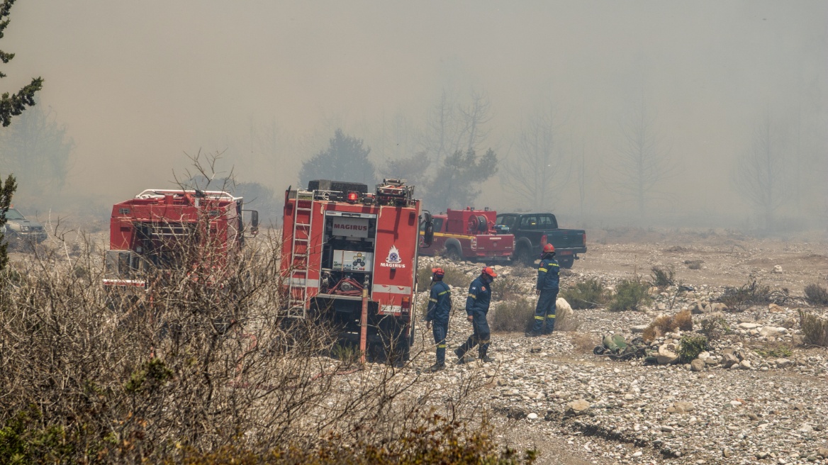 Αναζωπυρώσεις στις πυρκαγιές στη Ρόδο – Φωτιές και σε Βελεστίνο, Αλμυρό και Νότιο Πήλιο – Εστάλη μήνυμα 112
