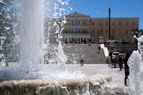 Σιντριβάνι μπροστά από τη Βουλή