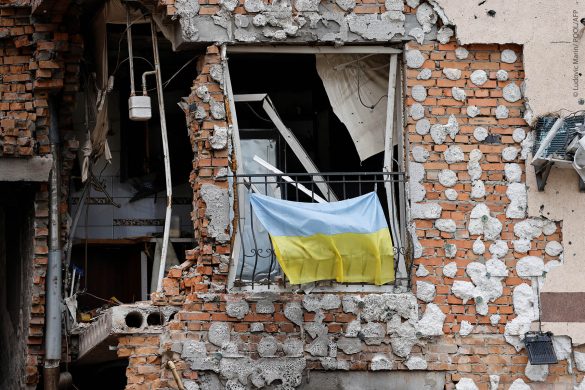 Κατεστραμμένο σπίτι με ουκρανική σημαία