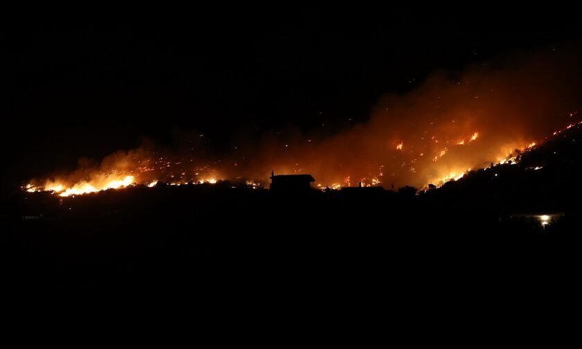 Δερβενοχώρια: Ανεξέλεγκτη η φωτιά, καίει παρθένο δάσος – Εκκενώνονται οικισμοί