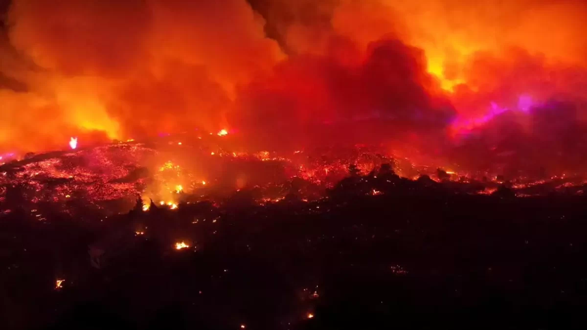 Πυρκαγιές: Μεγάλη αναζωπύρωση στη Ρόδο, αγνοείται κτηνοτρόφος στην Εύβοια, βελτιωμένη η εικόνα στην Αχαΐα