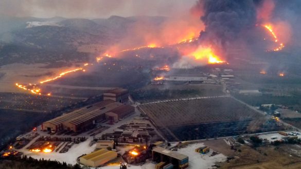 Εικόνα από τη φωτιά στον Βόλο