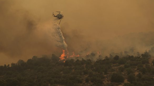 Ελικόπτερο επιχειρεί να σβήσει φωτιά