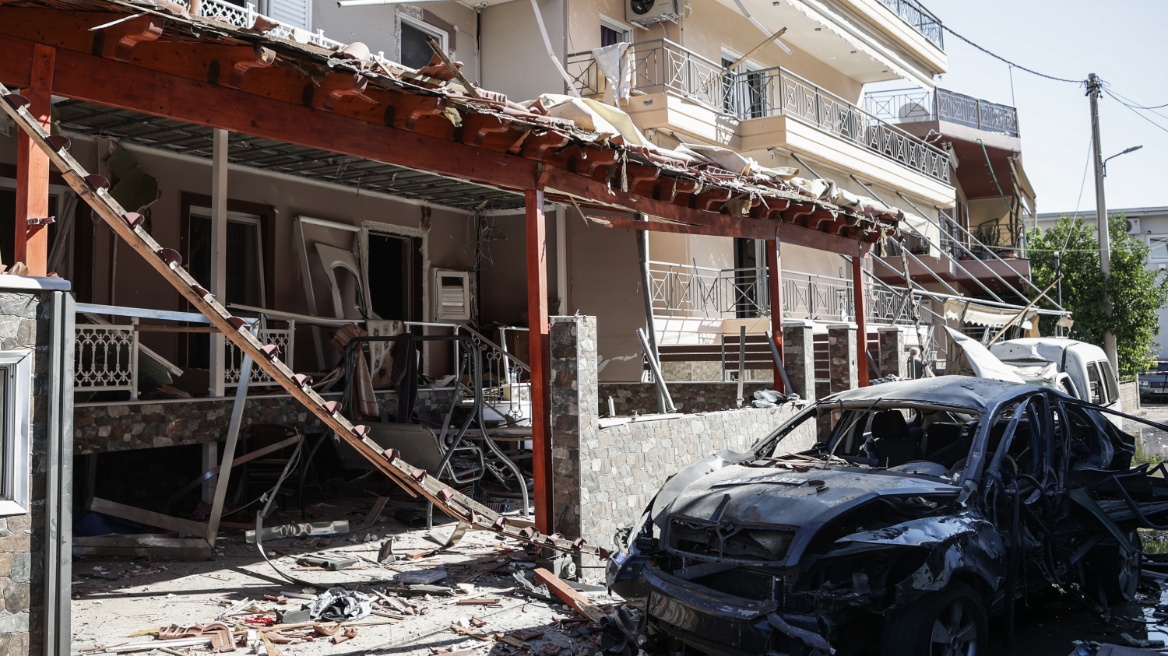 Ζημιές σε 11 σπίτια, έναν επαγγελματικό χώρο και 10 αυτοκίνητα από την ισχυρή έκρηξη τα ξημερώματα στον Ασπρόπυργο