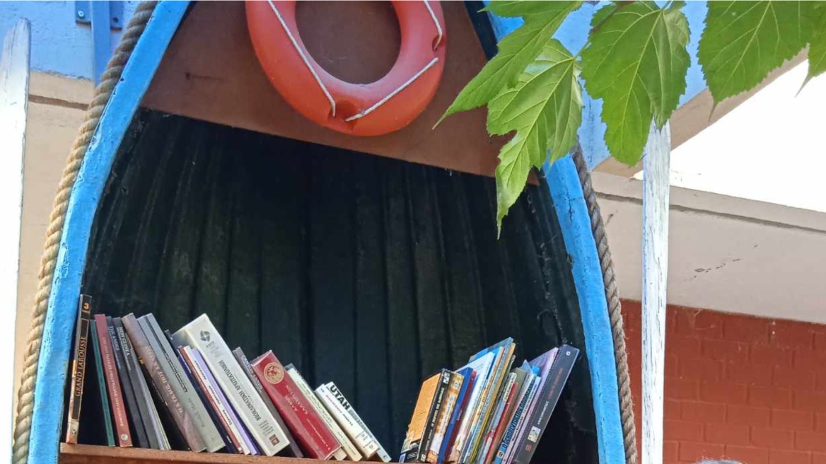 Το άδειο κουφάρι μίας εγκαταλελειμμένης βάρκας «μεταμορφώθηκε» σε πρωτότυπη βιβλιοθήκη στην Καλαμαριά