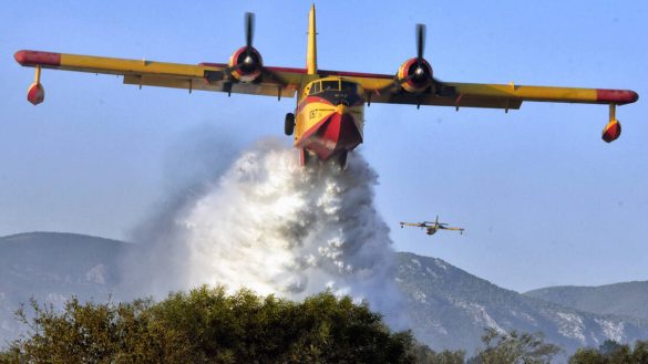 Αεροσκάφος τύπου Καναντέρ επιχειρεί σε φωτιά