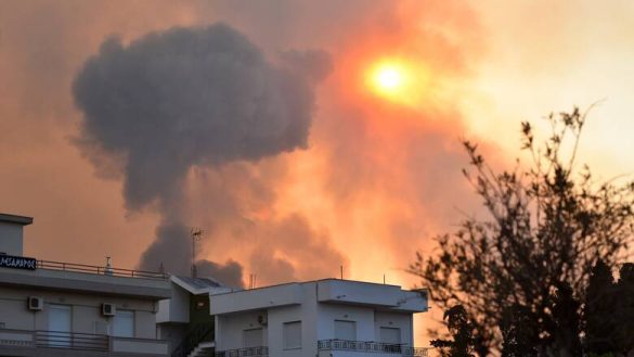 Εικόνα από την έκρηξη της αποθήκης πυρομαχικών μετά τη φωτιά στη Νέα Αγχίαλο