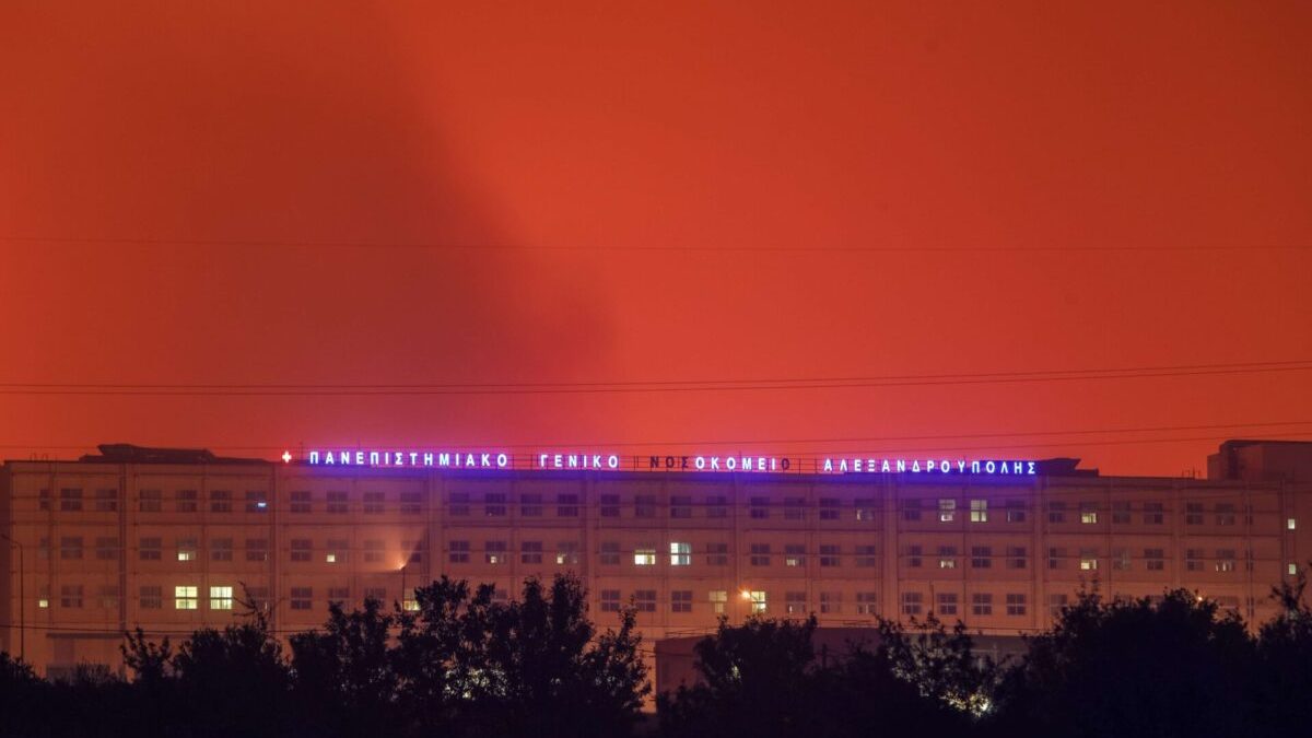 Φωτιά στην Αλεξανδρούπολη: Νύχτα τρόμου, εκκενώθηκαν οικισμοί και το νοσοκομείο, σε πλοίο και σκηνές οι ασθενείς