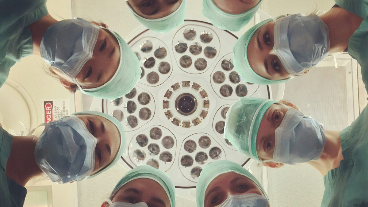 Σήμερα τα πρώτα απογευματινά χειρουργεία στην Αθήνα – Αντιδράσεις και κινητοποιήσεις από τους γιατρούς