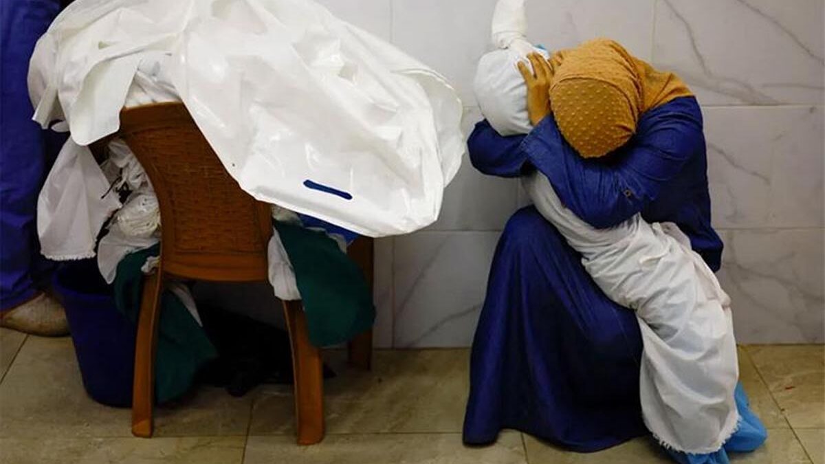 Η φωτογραφία της Παλαιστίνιας που κρατά το σαβανωμένο σώμα της ανιψιάς της τιμήθηκε με το πρώτο βραβείο του World Press Photo