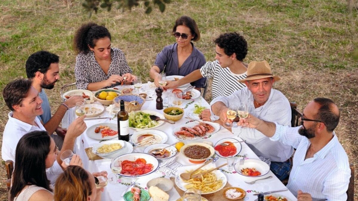 Η ελληνική οικογένεια συνεχίζει να αποτελεί τον πυρήνα για την υγιή ανάπτυξη και κοινωνικοποίηση των εφήβων