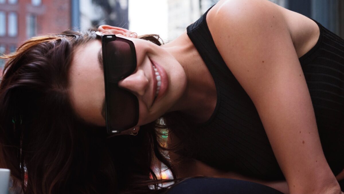 H Camila Morrone πρωταγωνιστεί στην Calvin Klein Eyewear Spring 2024 Collection