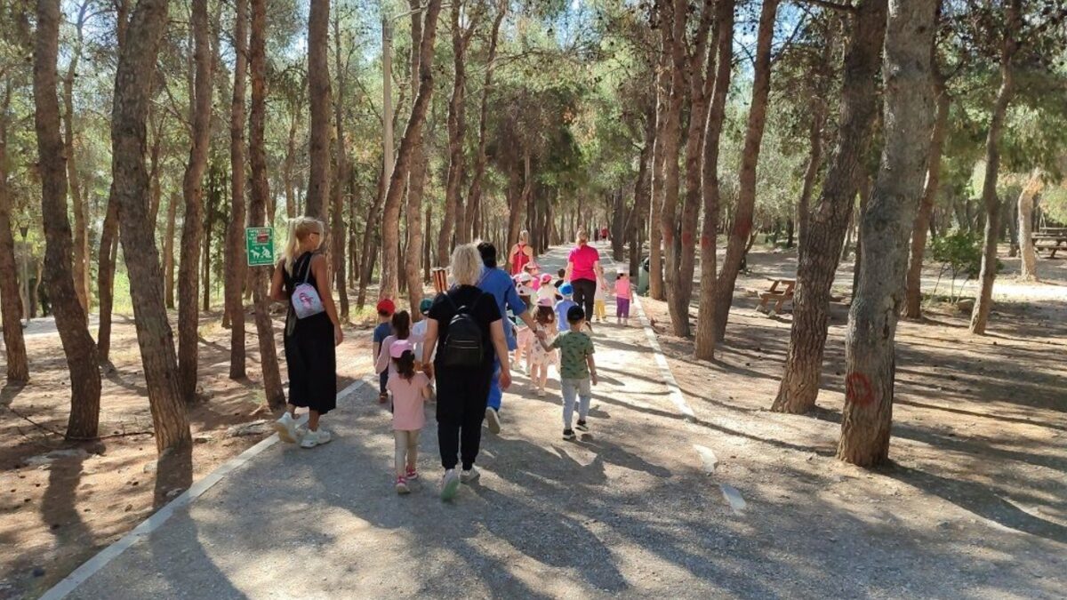 Καλοκαιρινοί δωρεάν παιδότοποι στον δήμο Πετρούπολης και παιδαγωγική βόλτα στο Άλσος