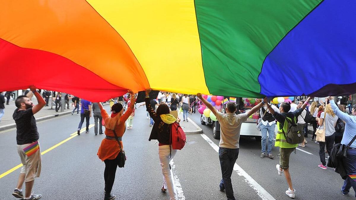 Δημοσκόπηση: Τα άτομα που ανήκουν στην κοινότητα ΛΟΑΤΚΙ+ στην ΕΕ αντιμετωπίζουν λιγότερες διακρίσεις, αλλά περισσότερη βία