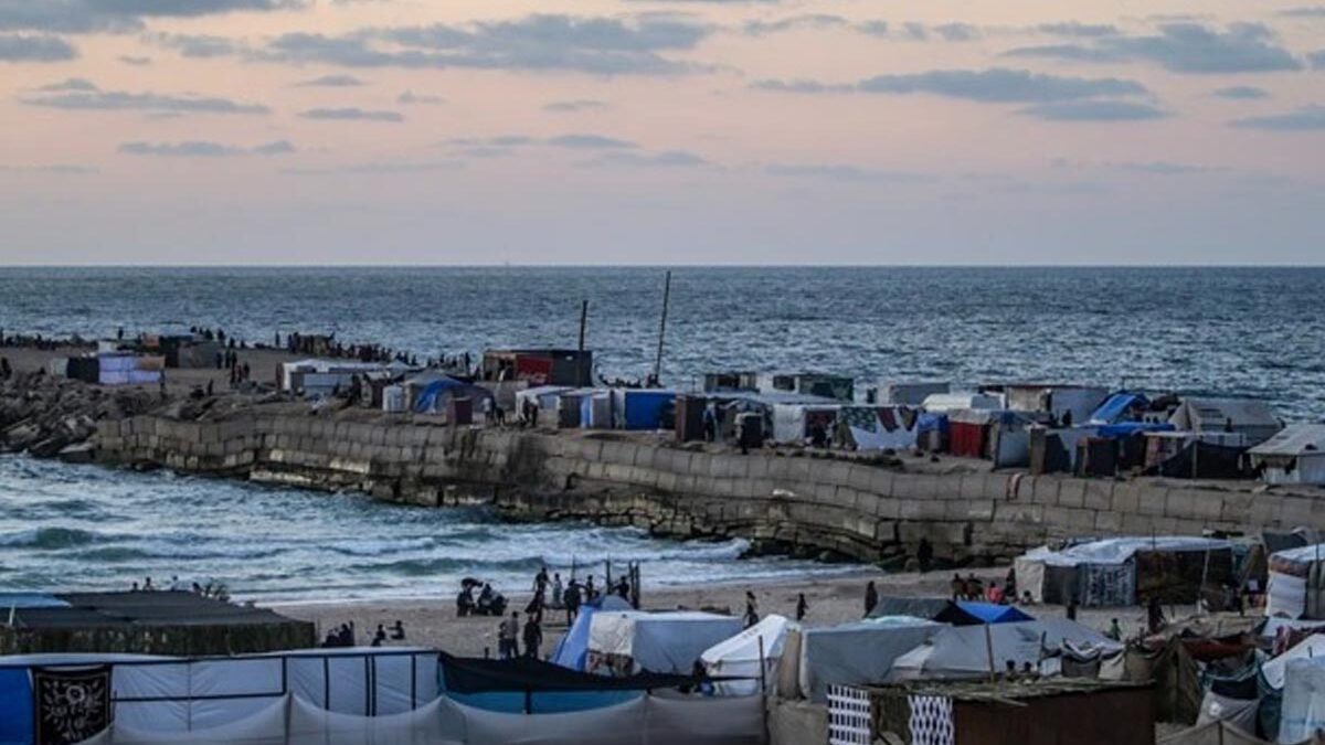 Τα πρώτα φορτηγά με βοήθεια έφτασαν στη Γάζα μέσω της προσωρινής προβλήτας