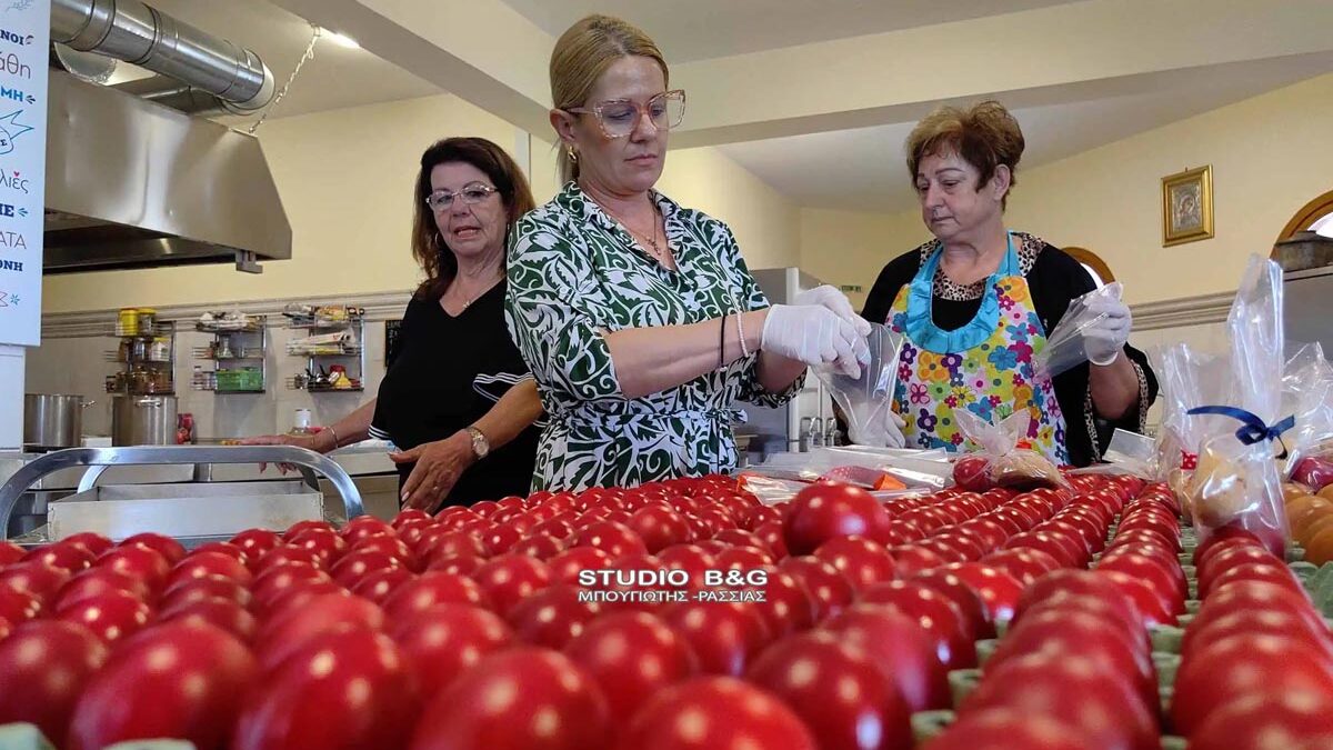 Ναύπλιο-Εθελόντριες έβαψαν πάνω από 1.000 πασχαλινά αυγά και έφτιαξαν κουλουράκια για τους απόρους