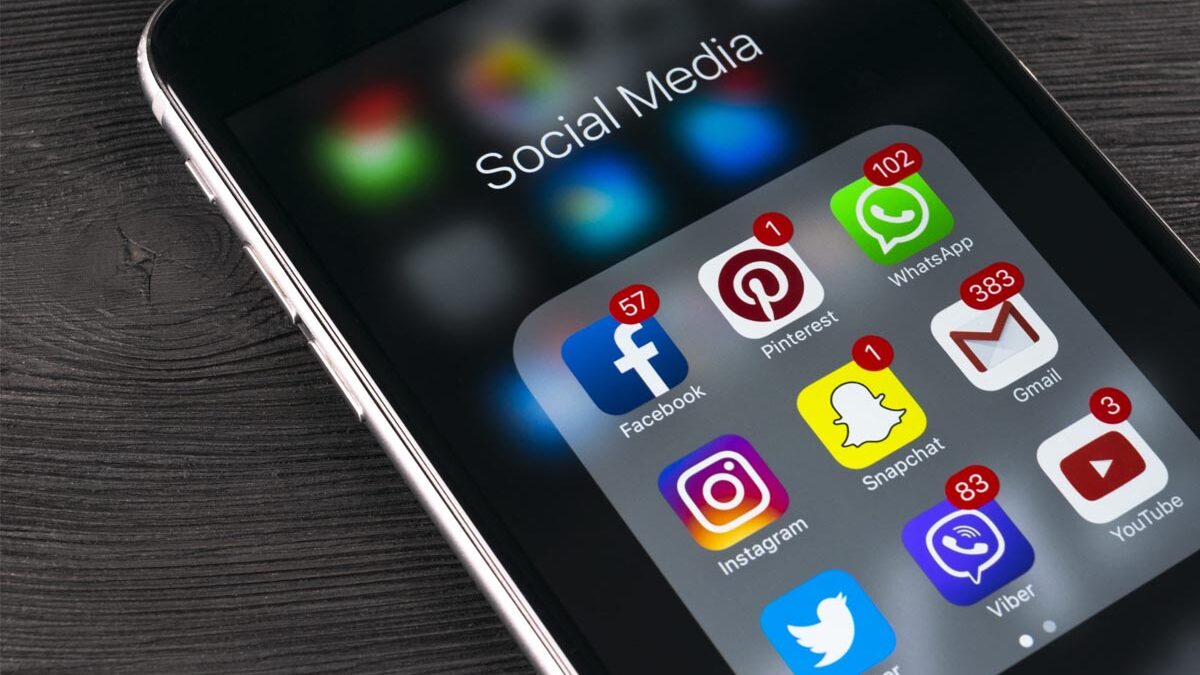 Ο αρχίατρος των ΗΠΑ ζητά να προστεθεί προειδοποιητική σήμανση στις πλατφόρμες κοινωνικής δικτύωσης για την προστασία των εφήβων