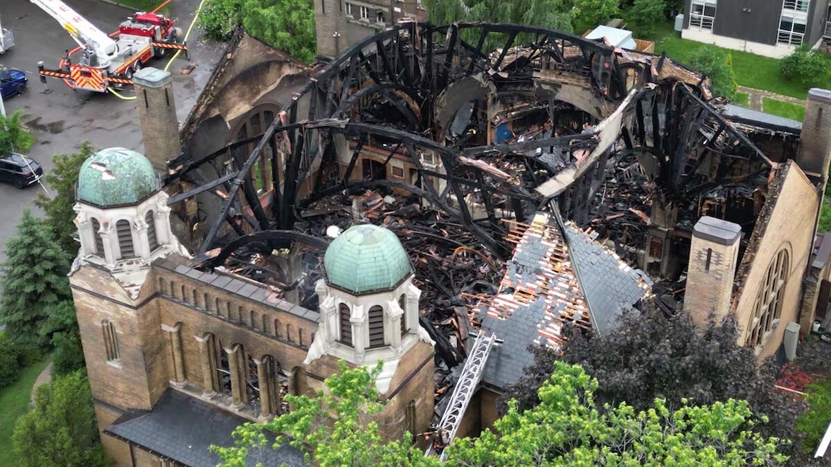 Πυρκαγιά κατέστρεψε ιστορική εκκλησία του Τορόντο με σπάνιες τοιχογραφίες