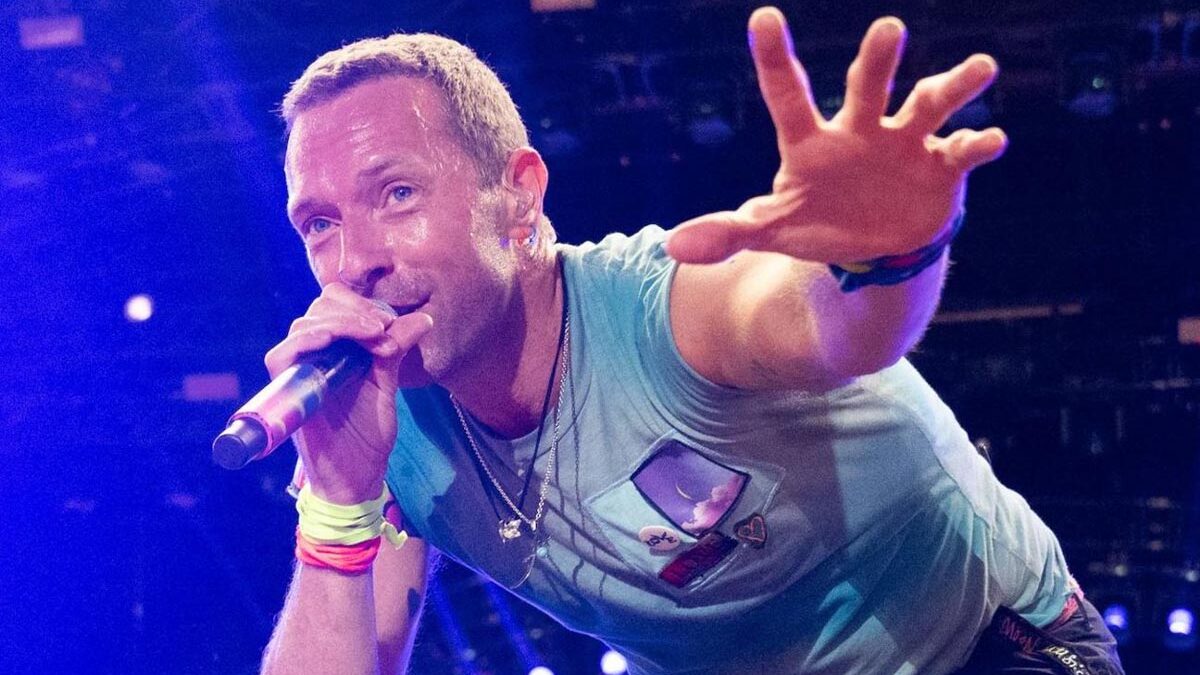 Coldplay: Το βίντεο κλιπ του «Feels Like I’m Falling in Love» από τη σκηνή του Ηρωδείου