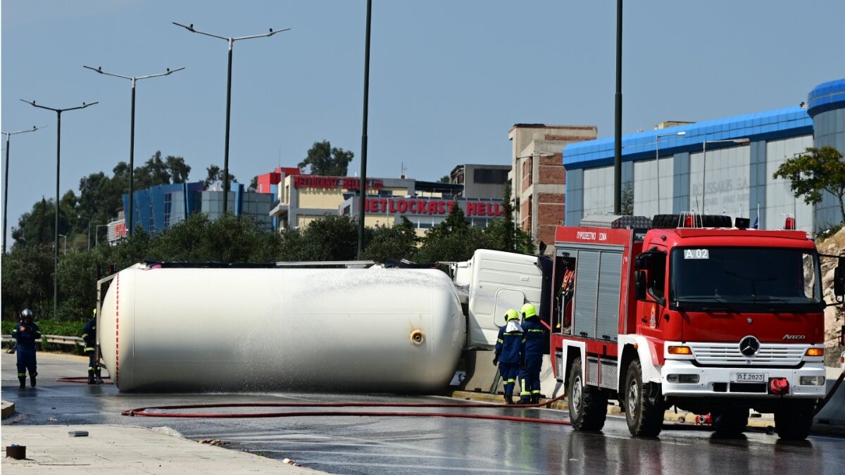 Ανατροπή βυτιοφόρου στη Λεωφόρο Σχιστού, αναφορές για διαρροή υγραερίου – Κυκλοφοριακές ρυθμίσεις στην περιοχή