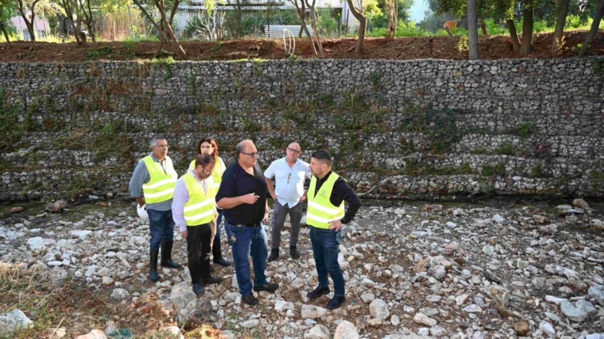 Αυτοψία του Νίκου Χαρδαλιά στο ρέμα Ποδονίφτη: «Εντείνουμε τις δράσεις για την αντιπλημμυρική θωράκιση της Αττικής»