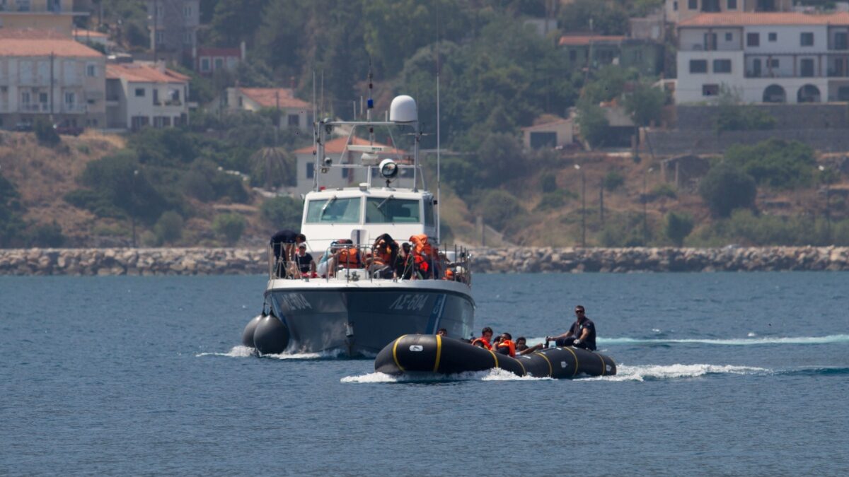 Σορός άνδρα εντοπίστηκε και ανασύρθηκε νότια της Γαύδου μετά το ναυάγιο σκάφους με μετανάστες- Έως τώρα έχουν διασωθεί 97 άτομα