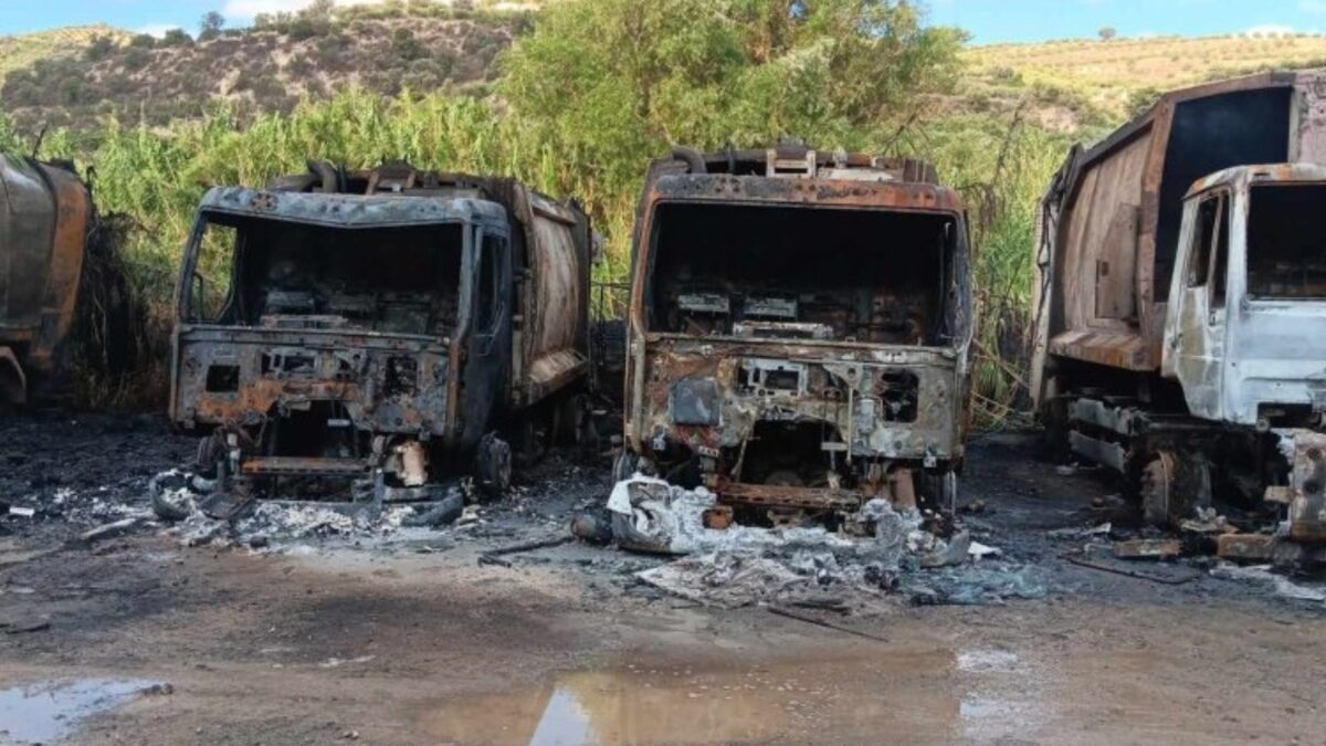 Στις φλόγες οκτώ απορριμματοφόρα του Δήμου Μαλεβιζίου – Δείτε βίντεο