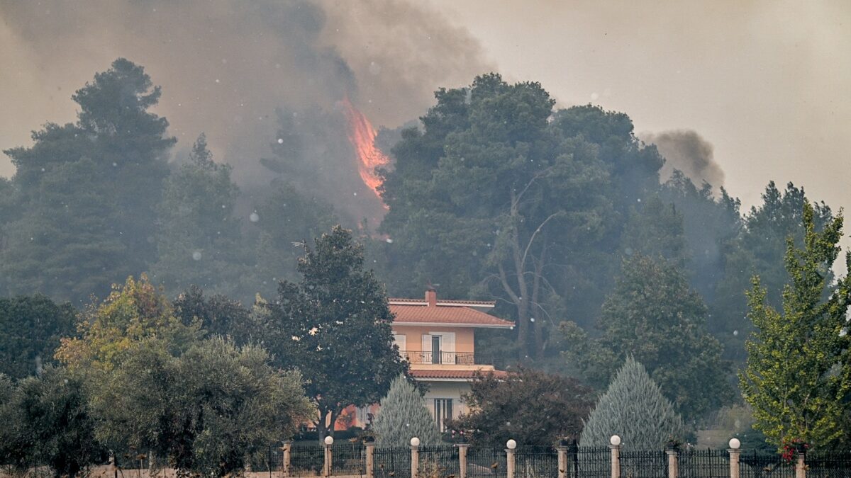 Φωτιά στο Γεράκι Αμαλιάδας, μήνυμα του 112 για τους κατοίκους στο Χάβαρι – Κλιμάκιο της ΔΑΕΕ βρίσκεται στην Ηλεία – Εννέα φωτιές έχουν εκδηλωθεί από το πρωί στο νομό