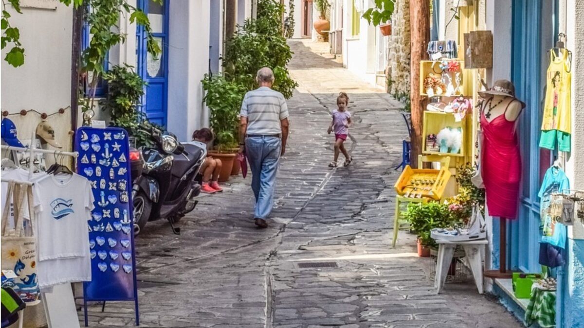 Ο πληθυσμός της Ελλάδας συρρικνώνεται, το 2050 δεν θα ξεπερνά τα 7,5 εκατ. – Χωριά δεν έχουν καταγράψει ούτε μία γέννηση εδώ και χρόνια