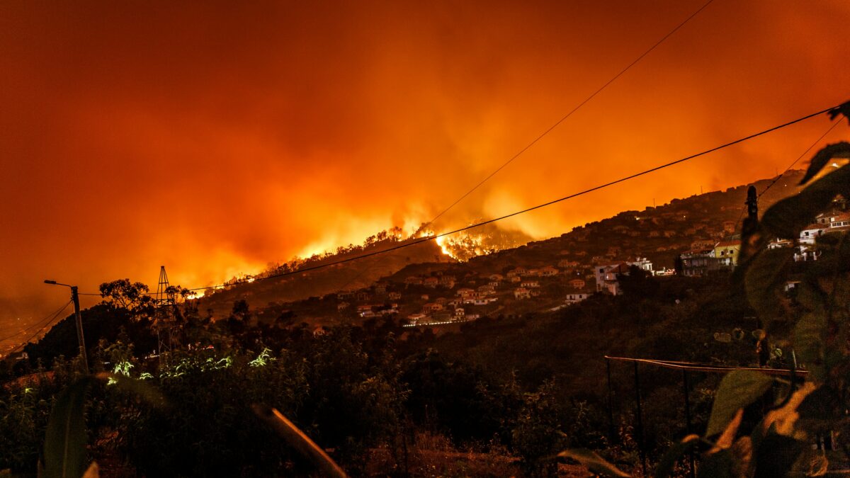 Συνεχίζεται η μάχη με τη φωτιά στο Ξυλόκαστρο – Αποκαταστάθηκε η κυκλοφορία των οχημάτων στον αυτοκινητόδρομο Κορίνθου-Πατρών