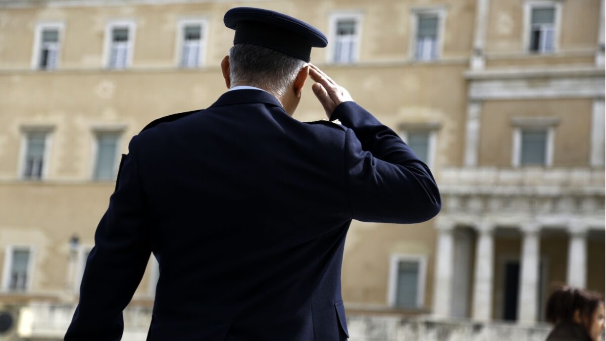 Προφυλακιστέος ο αστυνομικός της Βουλής που κατηγορείται για τον βιασμό των παιδιών του