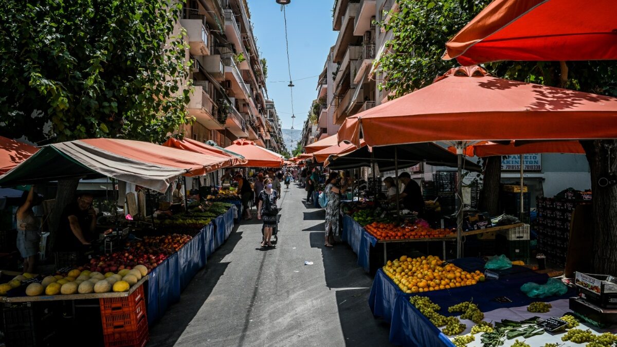 Καταργείται η φορολογική και ασφαλιστική ενημερότητα για ανανέωση ή νέα άδεια στους πωλητές λαϊκών αγορών