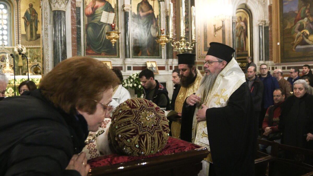 Ολοκληρώθηκε το λαϊκό προσκύνημα στο σκήνωμα του Αρχιεπισκόπου Αναστάσιου στη Mητρόπολη – Αύριο μεταφέρεται στην Αλβανία