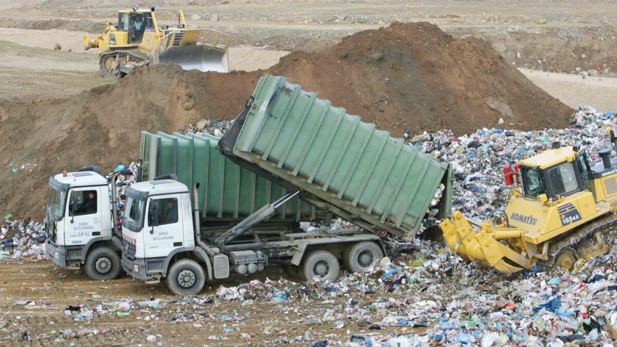 Κυβέρνηση για δήμους Αττικής: Θα είναι χαμηλότερο το ποσό για τα τέλη ταφής