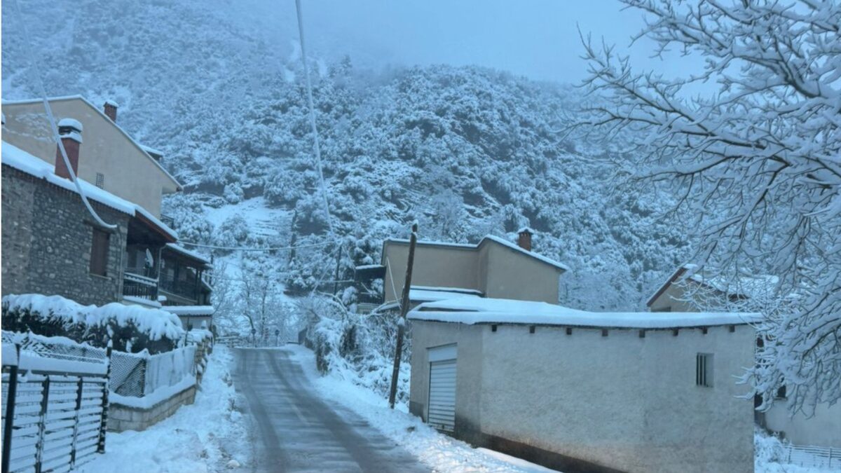 Στα «λευκά» περιοχές της Θεσσαλονίκης και τα Μετέωρα – Καταιγίδες και χιονοπτώσεις με θυελλώδεις ανέμους έως και αύριο – Ποιες περιοχές θα πλήξουν, σε επιφυλακή οι αρχές