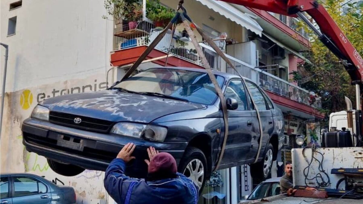 Συστήθηκε «Ειδική Ομάδα» για τα σαραβαλάκια στους δρόμους – Ρεκόρ απομάκρυνσης εγκαταλελειμμένων οχημάτων θέλει να πετύχει ο δήμος Θεσσαλονίκης