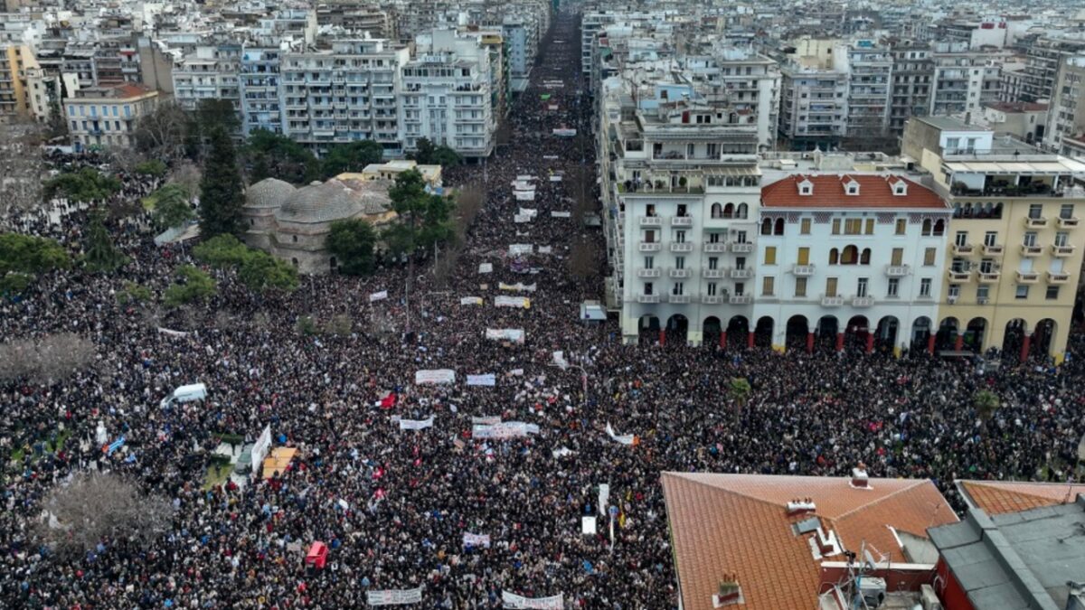 Με εκτενή ρεπορτάζ πρακτορεία ειδήσεων και μεγάλα ΜΜΕ κάλυψαν τις μαζικές διαδηλώσεις για τη συμπλήρωση δύο χρόνων από το δυστύχημα των Τεμπών