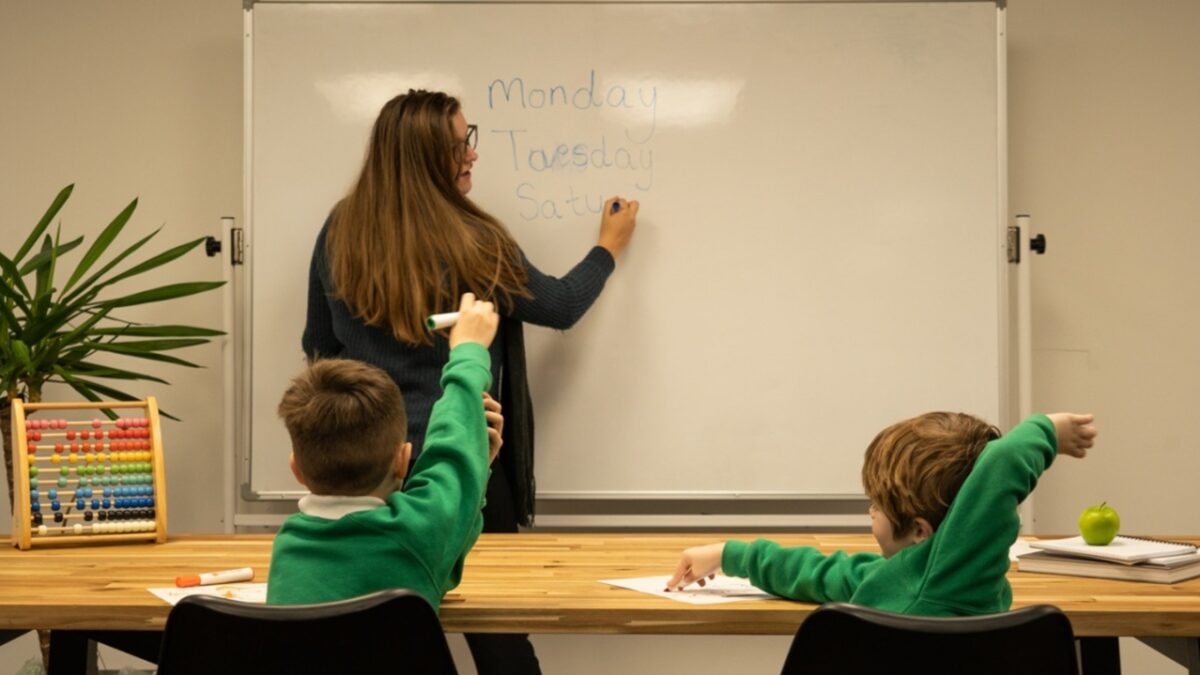 Ένας λευκός πίνακας, ένα χρονόμετρο και χρωματιστοί μαρκαδόροι βοηθούν παιδιά με μαθησιακές δυσκολίες