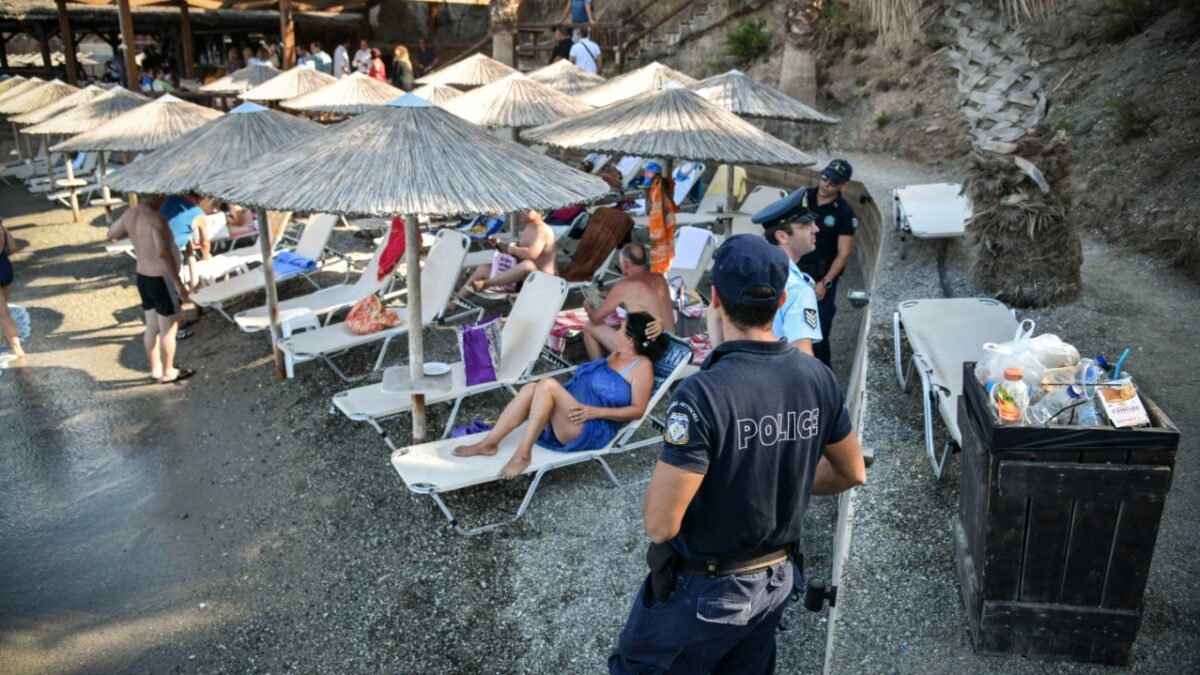 Πέντε συλλήψεις ιδιοκτητών και προσωρινών υπευθύνων καταστημάτων στην Ανάβυσσο για παράνομη κατάληψη παραλίας