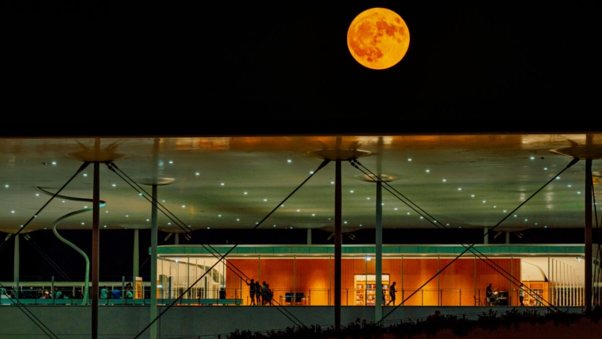 Full Moon Sleepovers – Τρεις βραδιές γεμάτες σινεμά, παιχνίδια και χαλάρωση υπό το φως της πανσελήνου στο Πάρκο Σταύρος Νιάρχος