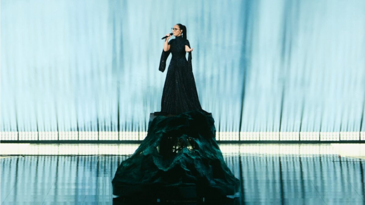 Η Klavdia φέρνει τη λάμψη του έναστρου ουρανού στη Eurovision με φόρεμα Deux Hommes