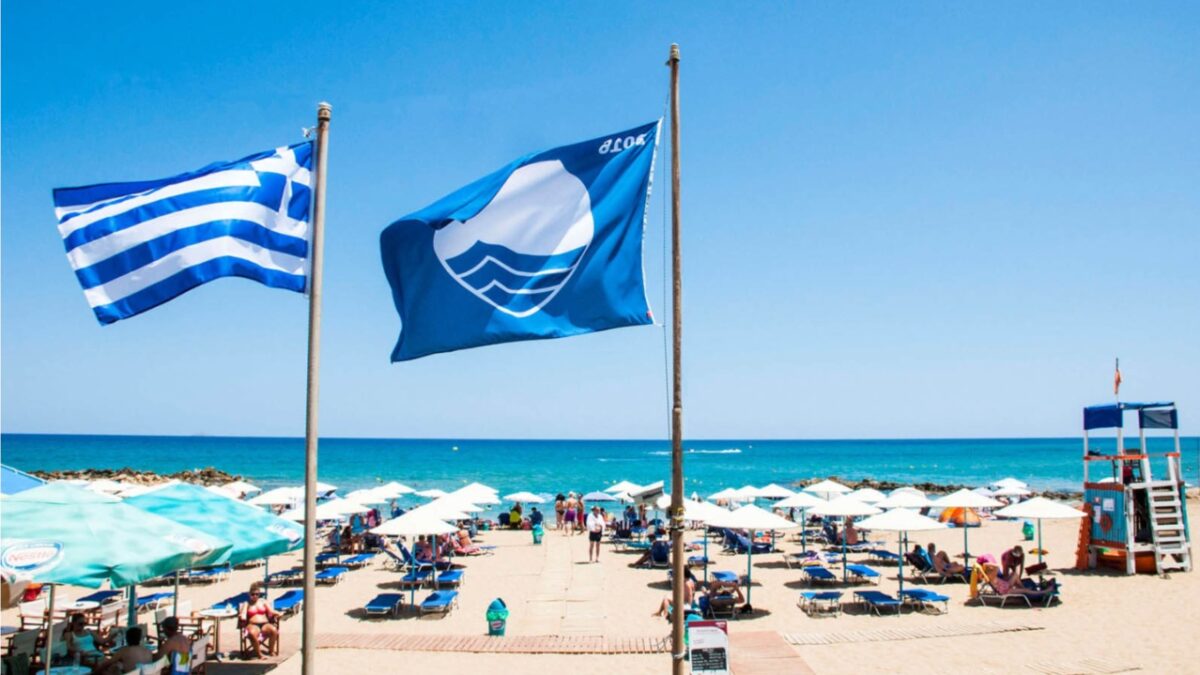 Δεύτερη η Ελλάδα παγκοσμίως με 623 βραβευμένες ακτές – Δείτε τη λίστα των παραλιών και των μαρίνων με «Γαλάζια Σημαία»