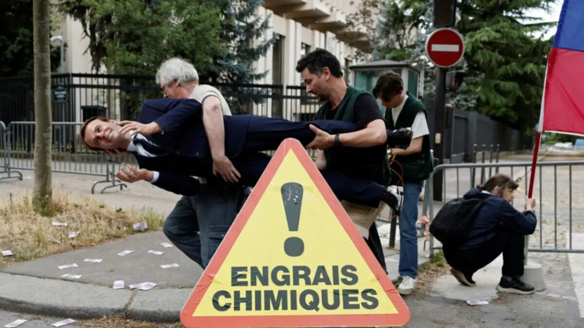 Η Greenpeace επέστρεψε το κέρινο ομοίωμα του Μακρόν – Είχε αφαιρεθεί για να διαμαρτυρηθεί για τους οικονομικούς δεσμούς του Παρισιού με τη Ρωσία