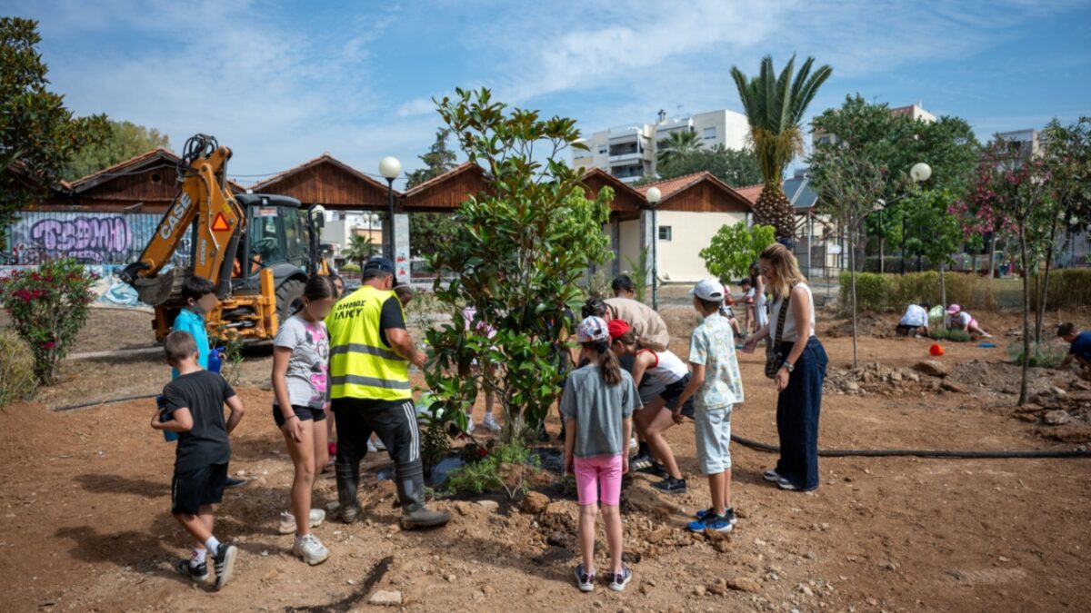 Δήμος Ιλίου: Δεντροφύτευση στην Πλατεία Φοινίκων