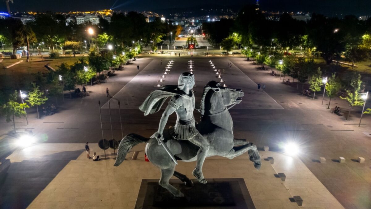 Φωταγωγήθηκαν το άγαλμα του Μεγάλου Αλεξάνδρου και τα 33 επιδαπέδια συντριβάνια της Νέας Παραλίας – Φωτίζονται και τα Βυζαντινά Τείχη