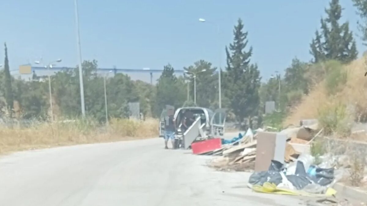 Συνελήφθησαν τη Θεσσαλονίκη δύο άνδρες που πετούσαν στερεά απόβλητα και οικοδομικά μπάζα στην άκρη του δρόμου