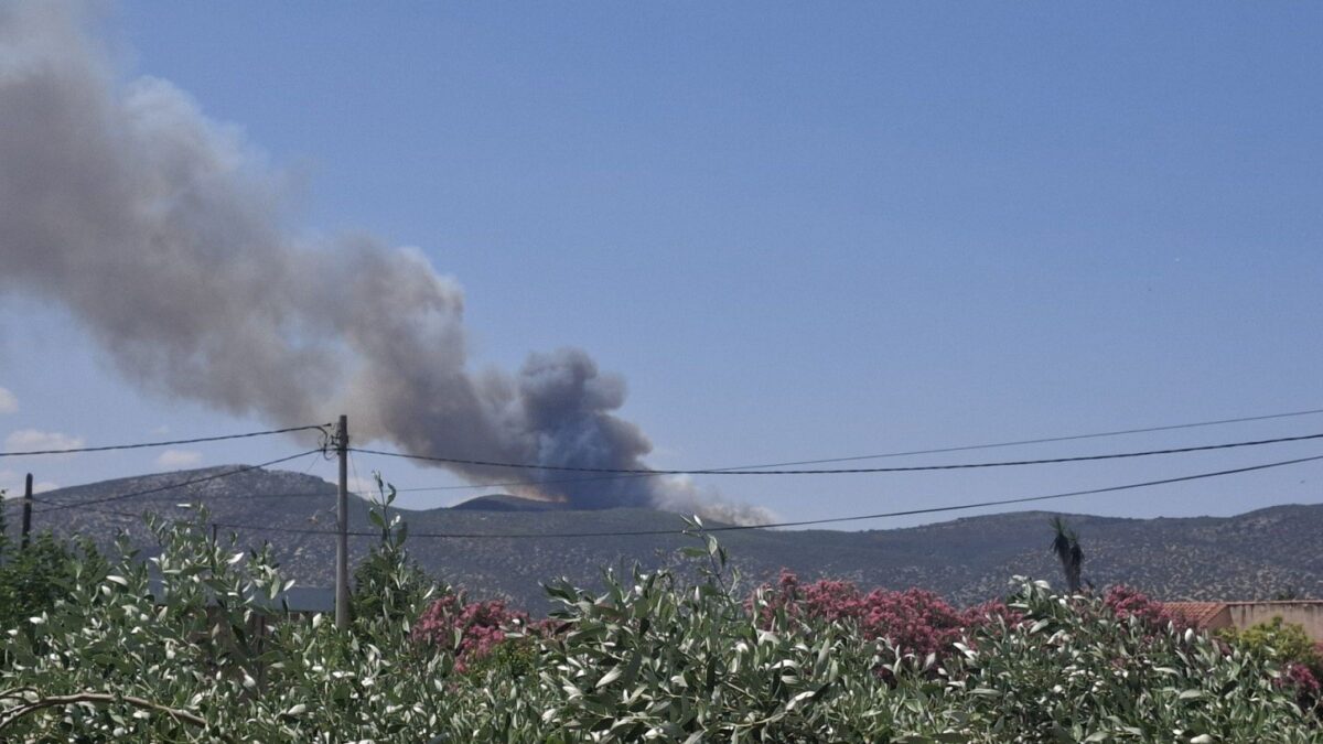 Βελτιωμένη η εικόνα της πυρκαγιάς στο Άνω Σούλι Μαραθώνα – Συνεχίζουν να επιχειρούν ισχυρές επίγειες και εναέριες δυνάμεις – Εστάλη μήνυμα 112 στους κατοίκους για εκκένωση