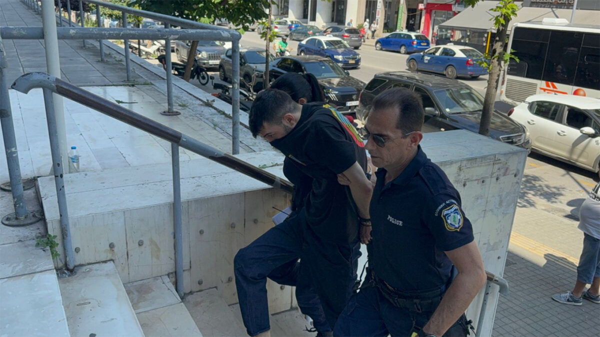 Κακουργηματική δίωξη στον 34χρονο που κλώτσησε και πάτησε γατάκι στη Θεσσαλονίκη