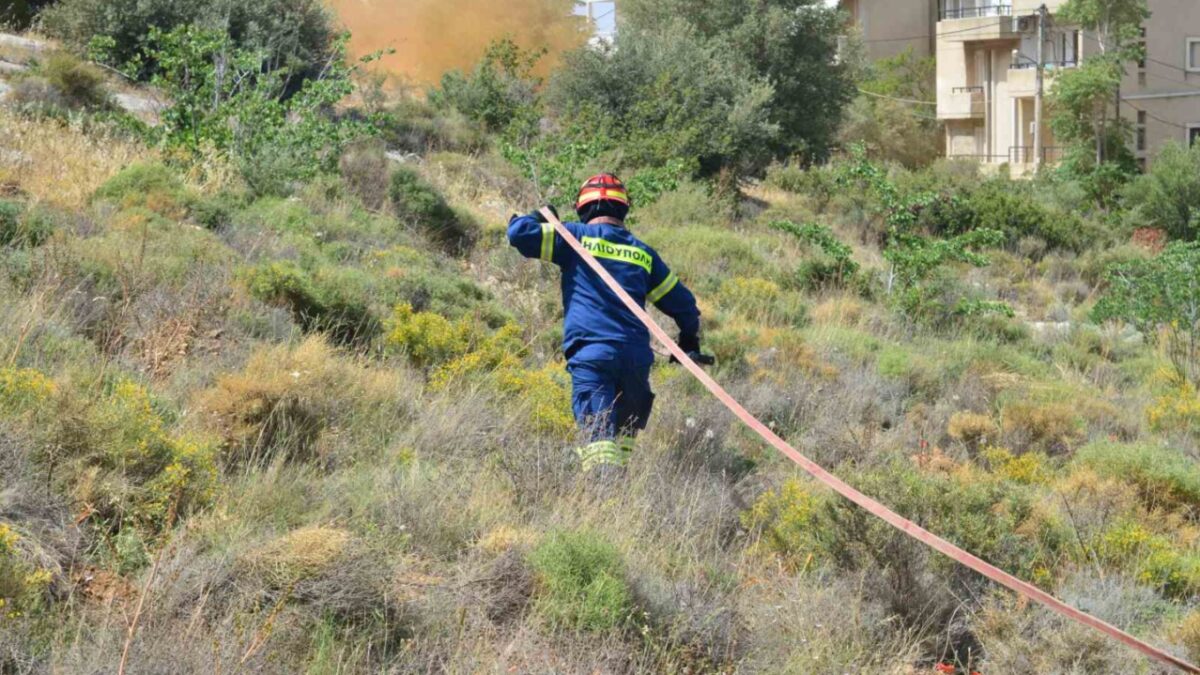 Πραγματοποιήθηκε για πρώτη φορά στο Δήμο Ηλιούπολης άσκηση εκκένωσης σε συνεργασία του τμήματος Πολιτικής Προστασίας με τον 7ο Πυροσβεστικό Σταθμό Αθηνών
