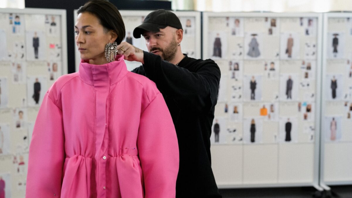 Ο Demna αποχαιρέτησε τον Balenciaga μετά από δέκα χρόνια με κολεξιόν υψηλής ραπτικής – Ο Γεωργιανός σχεδιαστής αναλαμβάνει διευθυντής στον Gucci